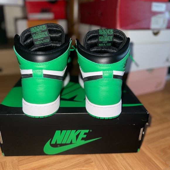 AIR JORDAN 1 RETRO HIGH OG GS
BLACK/LUCKY GREEN-WHITE
Read description *** - Picture 2 of 4